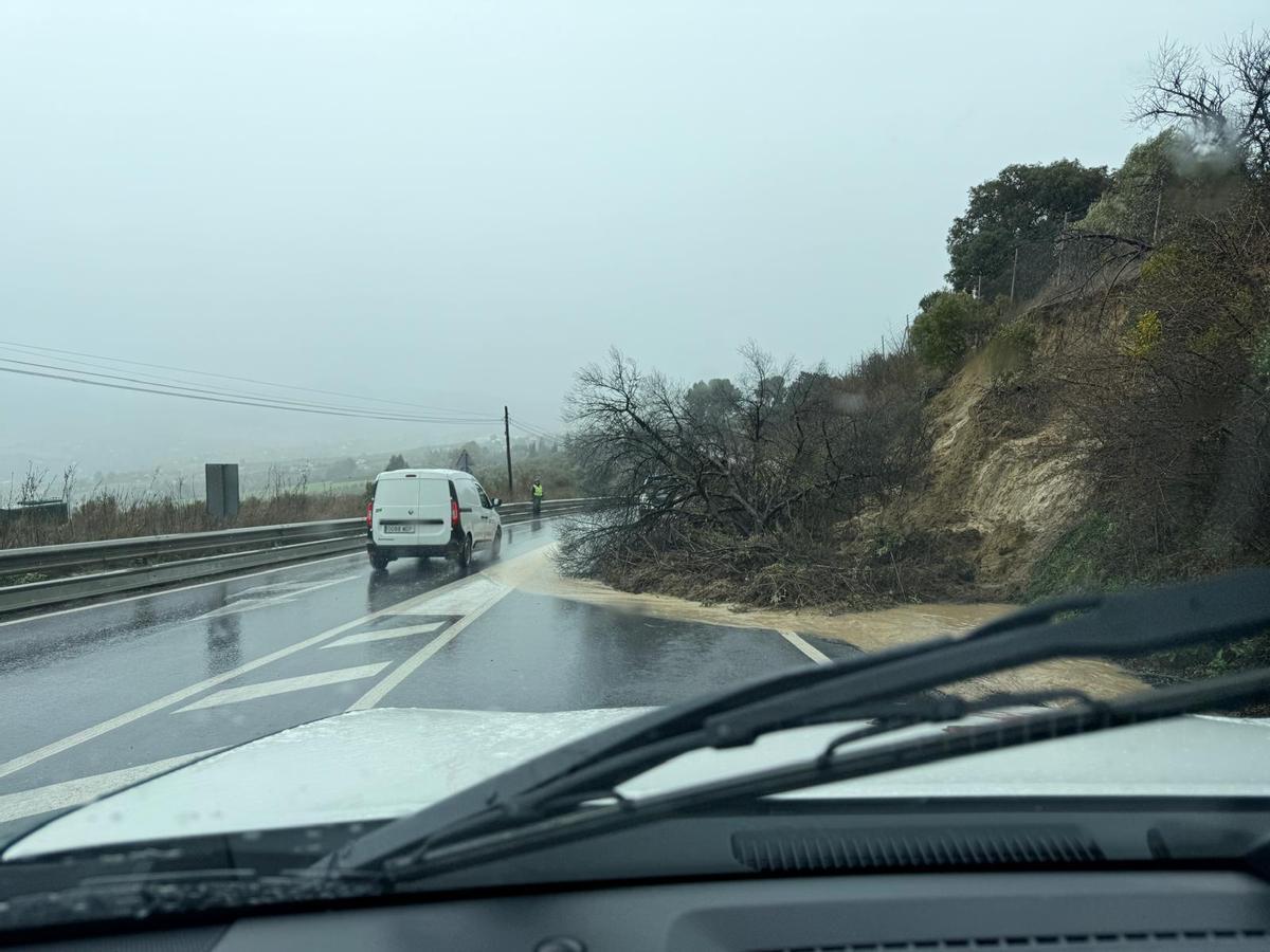 Desprendimientos en la MA-7400, en dirección a Arriate