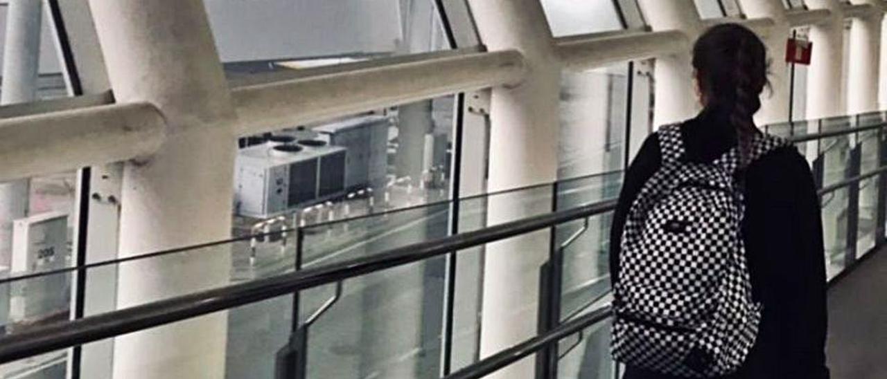 Una de las chicas, en el aeropuerto.