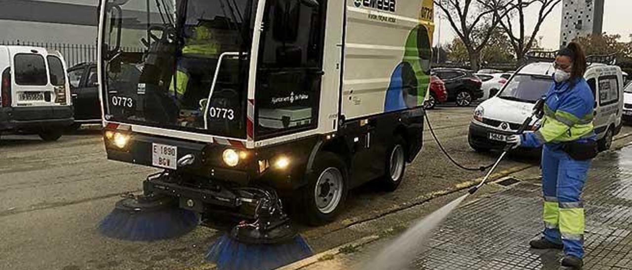 Una de las nuevas barredoras con agua a presión.