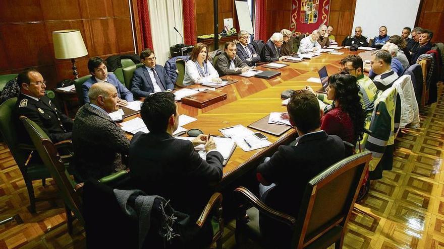 García Bermejo preside la reunión celebrada ayer en la Subdelegación del Gobierno.