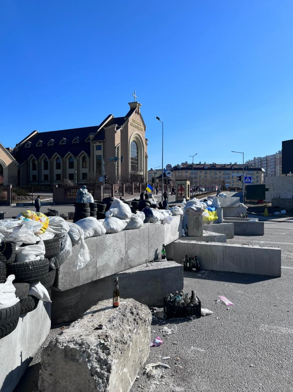 Barricada y cócteles molotov ante la iglesia-refugio