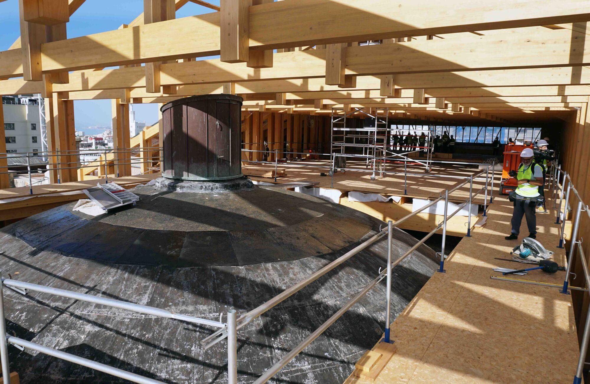 El Cabildo de la Catedral de Málaga realiza una visita guiada a la construcción del nuevo tejado, a cargo del arquitecto, Juan Manuel Sánchez La Chica, para ver el estado de las intervenciones que se vienen realizando