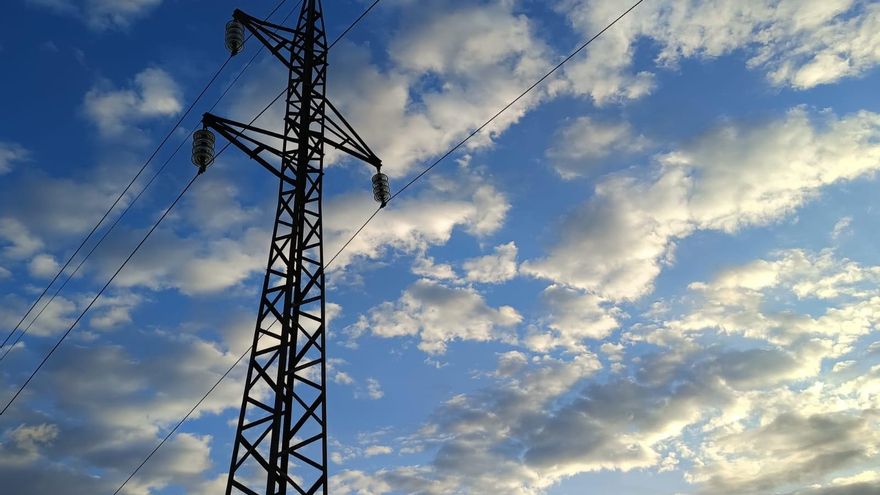 Competencia convoca una cumbre con las grandes eléctricas en pleno choque por el golpe millonario a las redes