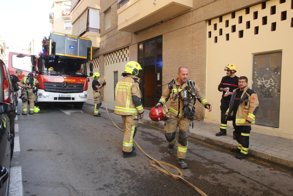 Los bomberos extinguen un incendio de un ático en Alicante