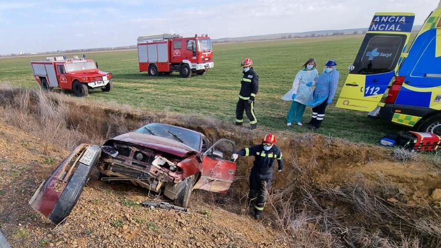 Dos jóvenes, rescatados tras sufrir un accidente entre Tapioles y Villalpando