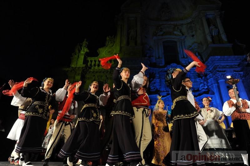 La Antorcha de la Amistad y el Moneo brillan en colores con motivo de este Festival Internacional de Folclore