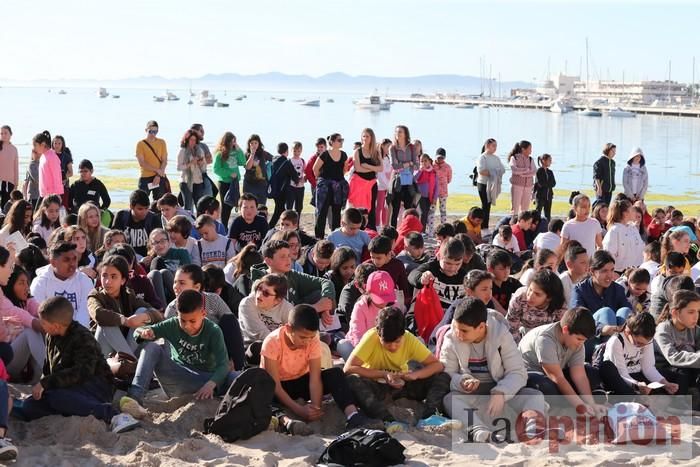 Un 'SOS' gigante para el Mar Menor formado por escolares en Villananitos