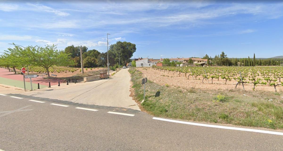 Acceso al núcleo de Cases de Vidal desde la CV-655.