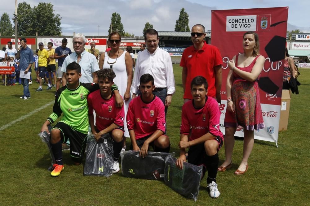 Los campeones de la Vigo Cup recogen sus trofeos