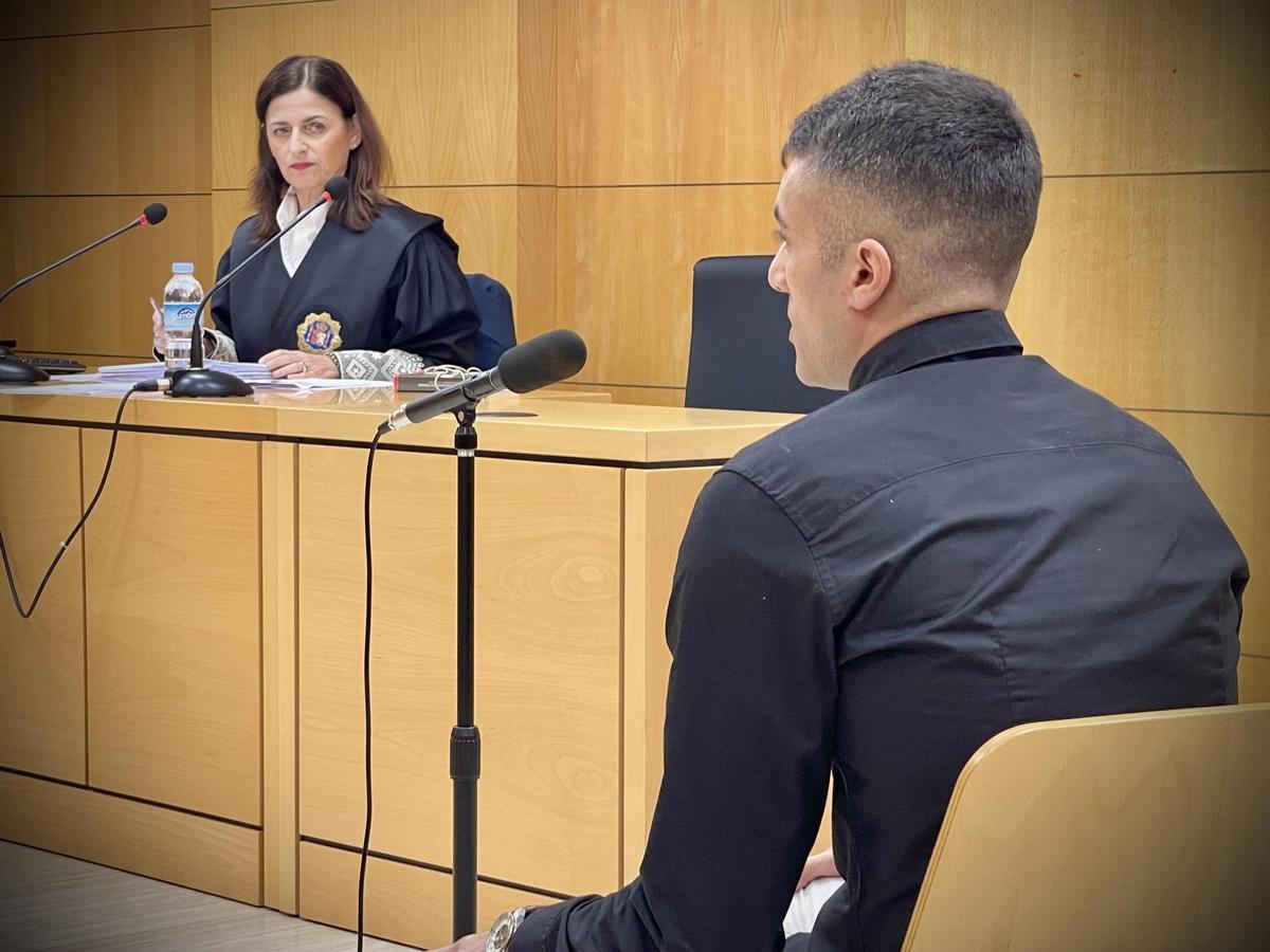El acusado por la brutal violación de una anciana en el sur de Tenerife, durante el juicio en la Audiencia Provincial.