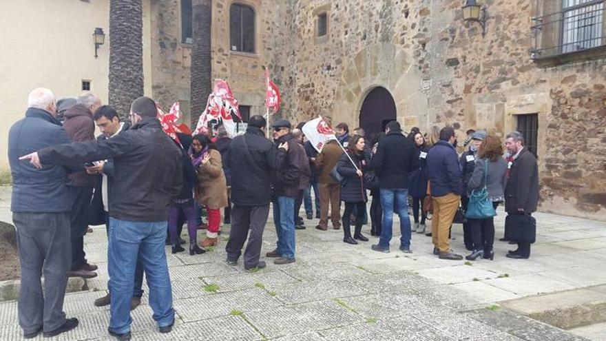 La Junta negociará los cambios de las titulaciones universitarias con la Uex