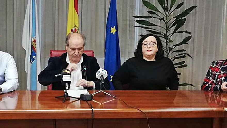 García Liñares, segundo por la izquierda, en el momento de anunciar su renuncia al cargo de alcalde, junto a ediles, diputados y militantes socialistas.