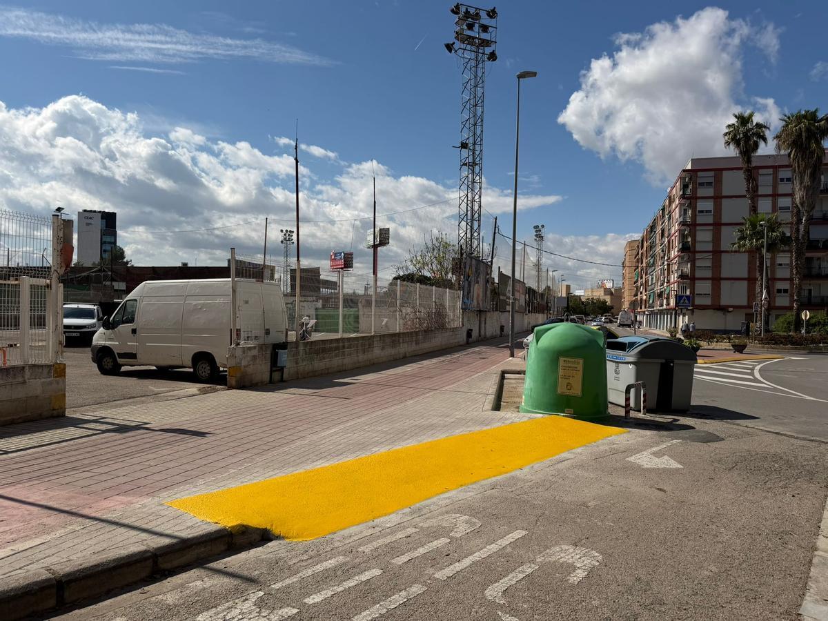 Entrada al nuevo aparcamiento provisional en l’Almara.