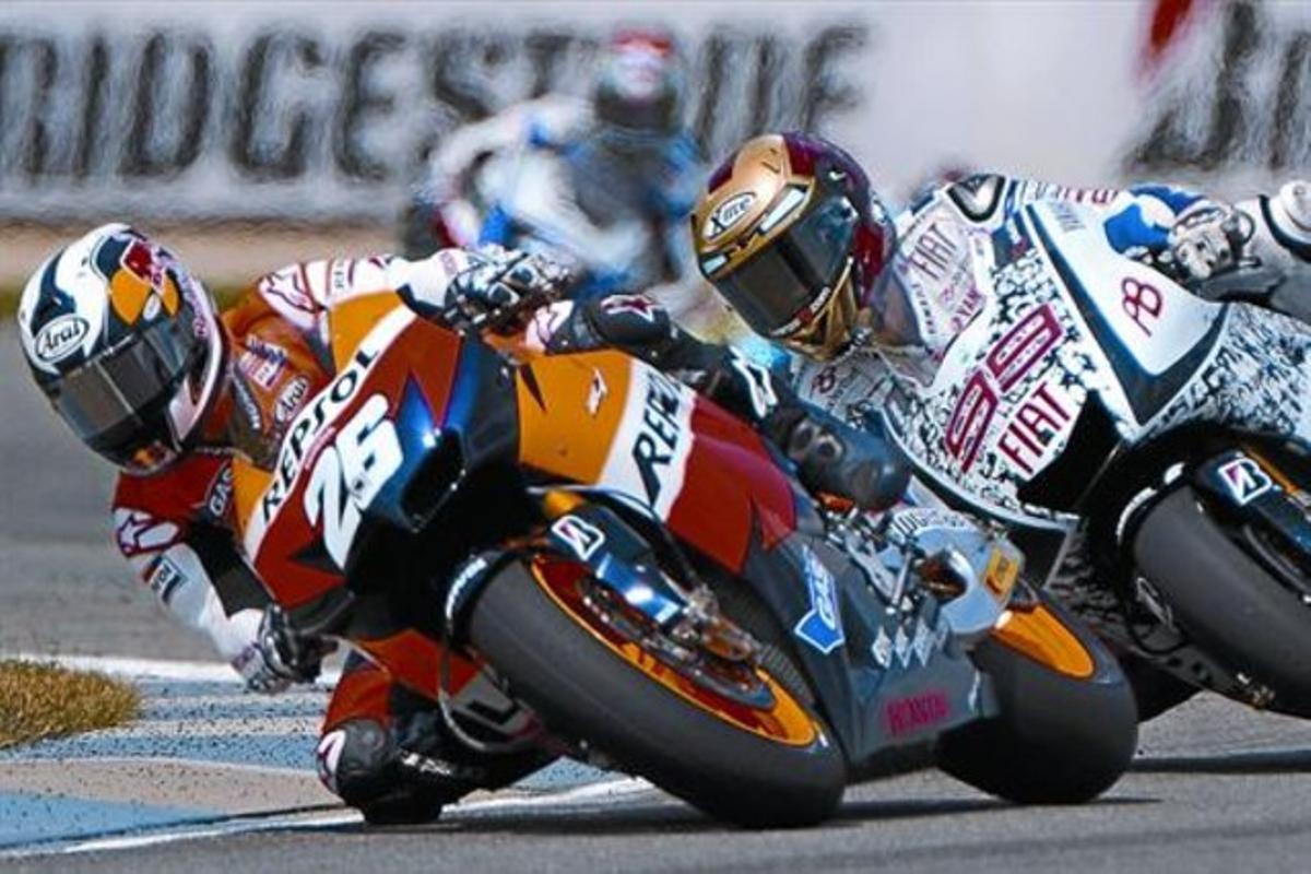 Pedrosa roda per davant de Lorenzo, ahir al circuit d’Indianapolis. Pedrosa roda per davant de Lorenzo, ahir al circuit d’Indianapolis.