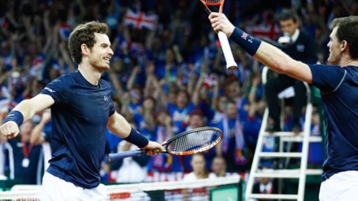 Los hermanos Andy (izquierda) y Jamie Murray, tras ganar el doble.