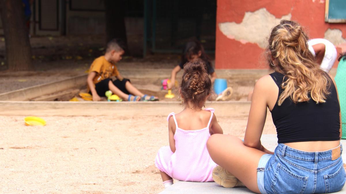 Diversos alumnes de l’escola Font de la Pólvora de Girona, jugant al pati.