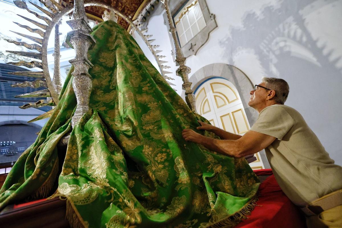 Jaime Estévez se encarga de la preparación de la Virgen de Candelaria para su visita a Santa Cruz