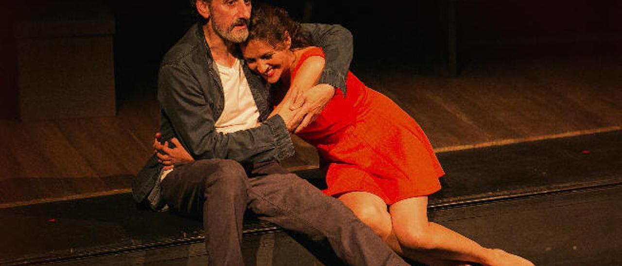 José Luis Gil, sobre el escenario con Ana Ruiz, en un momento de la obra &#039;Si la cosa funciona&#039;.