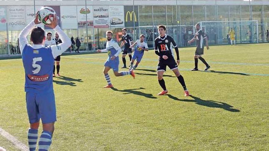 Instante del partido que ayer el Llosetense jugó en el feudo del Badalona.