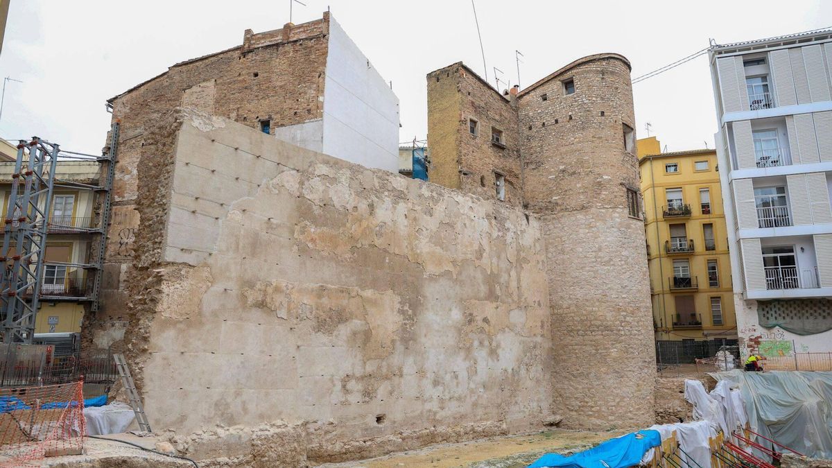 El tramo de la muralla islámica de la plaza del Ángel todos los elementos que componían el recinto defensivo.