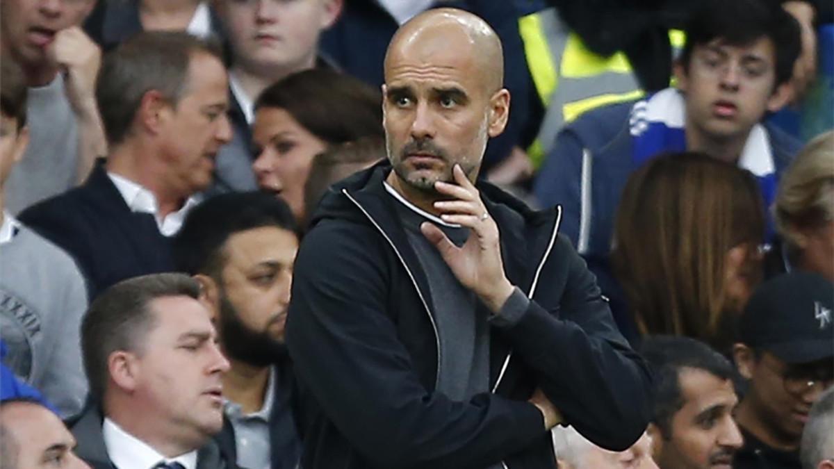 Guardiola, pensativo en la banda de Stamford Bridge