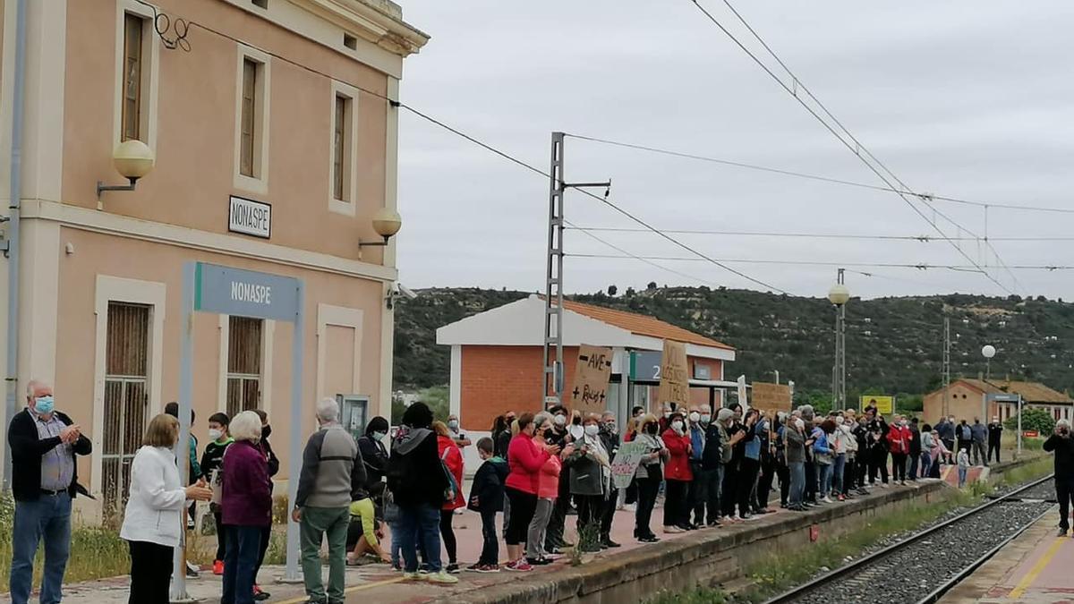 Cientos de personas claman por el futuro del tren en Aragón.