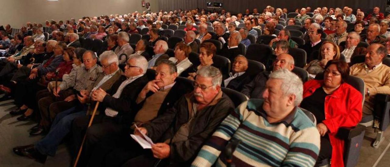 Asistentes a la asamblea de la Cooperativa de Agricultores celebrada ayer.