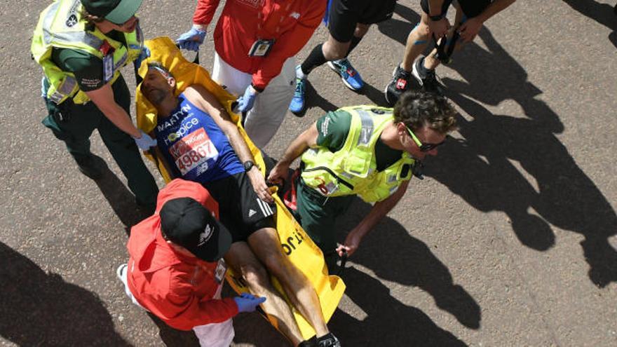 Un corredor, atendido al final de un Maratón de Londres marcado por el calor