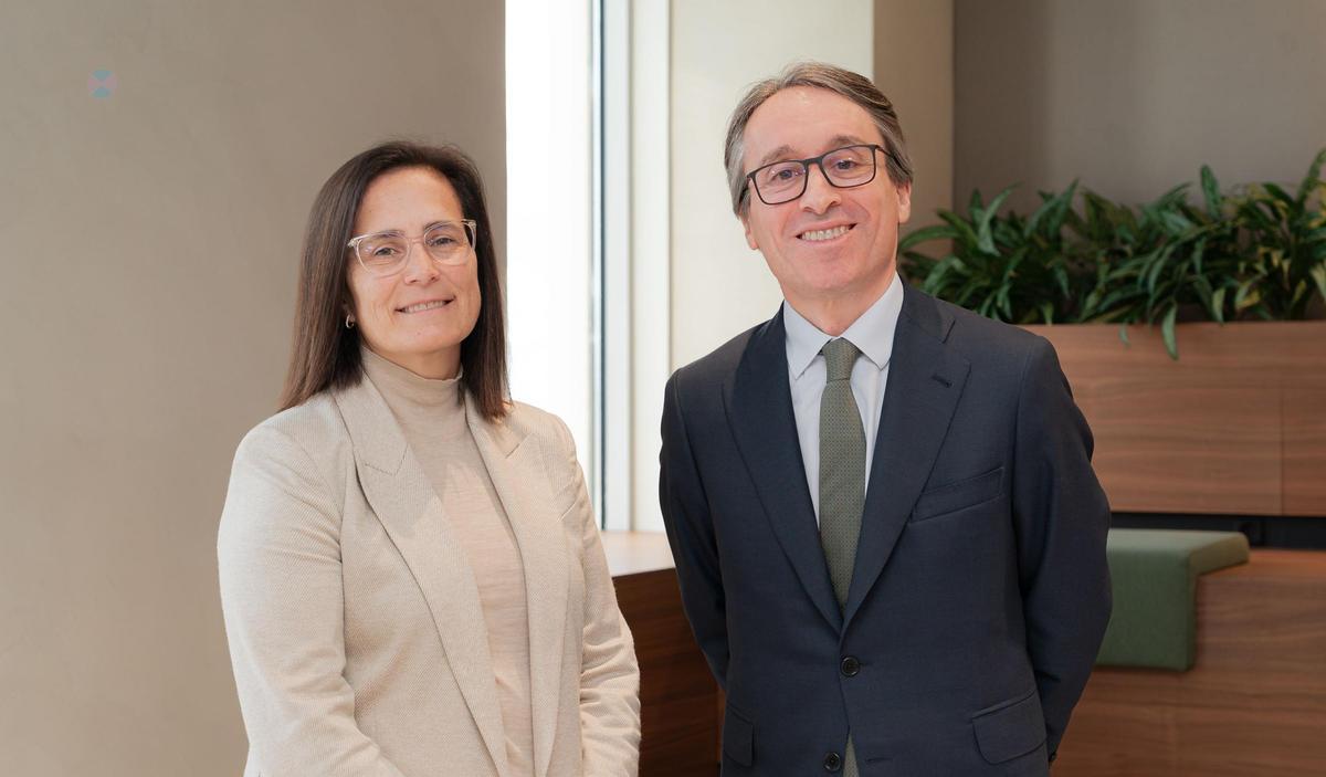 Ana Torrens, nueva presidenta de Deloitte y Héctor Flórez, su predecesor en el cargo.