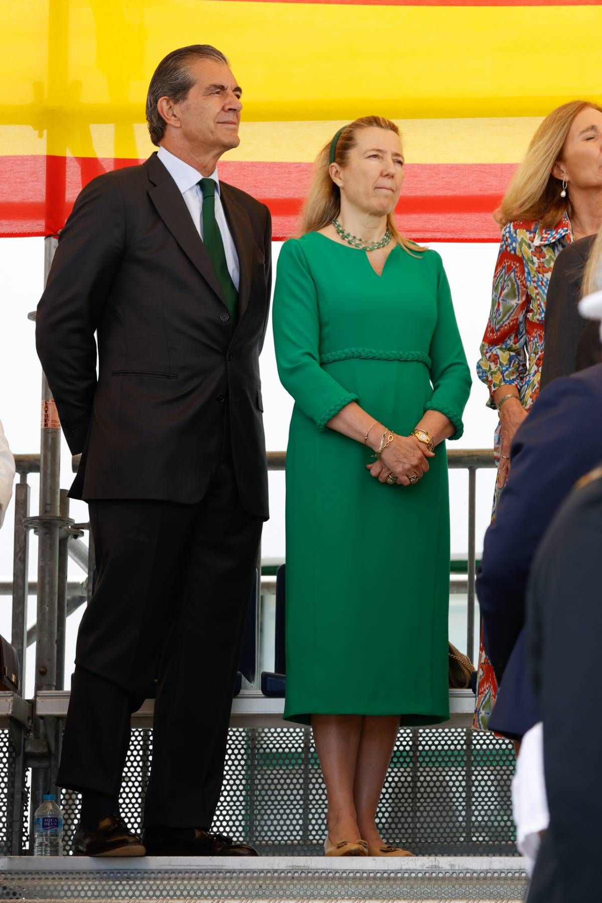 Pedro López-Quesada y Cristina de Borbón-Dos Sicilias coinciden con los reyes en la Escuela Naval de Marín