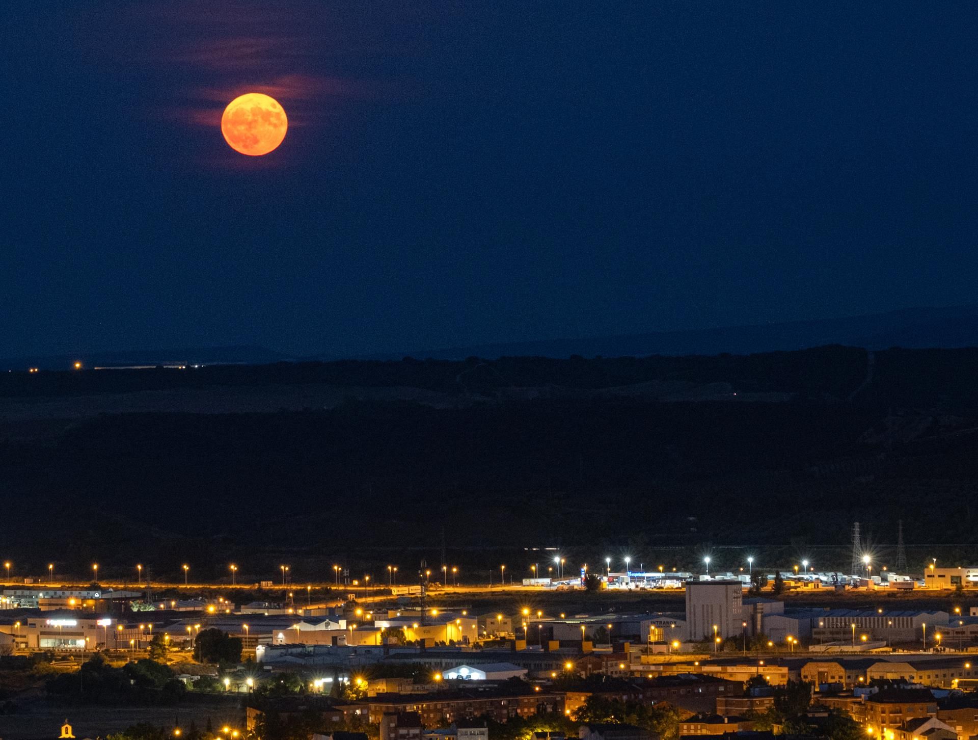 Las imágenes más espectaculares de la Superluna de Ciervo del 2022