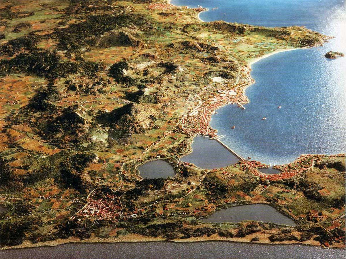 Los Campos Flégreos son una zona volcánica situada en Nápoles. Los Campos Flégreos son una zona volcánica situada en Nápoles.