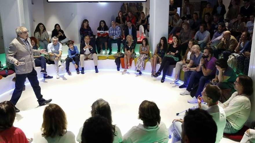 Juanjo Azpeitia, a la izquierda, durante su charla en la Sala Circus.