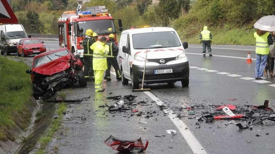 Accidente ocurrido en abril con tres coches y tres heridos. // S. Á.