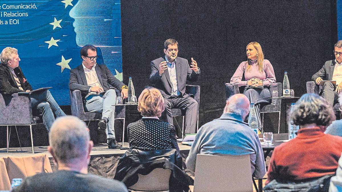 Sergui Figuerola-Fernández, director de la Fundación i2CAT y moderador de la segunda mesa; Alberto Pinedo, National Technology Officer de Microsoft en España; Jaume Miralles, director general de intel·ligència artificial, Eficiència i Dades de la Generalitat de Catalunya; Vanessa Jaklitsch, directora de Comunicación, Márketing y Relaciones Institucionales de la EOI, y Eduard Contijoch, Senior Manager en Indra Group
