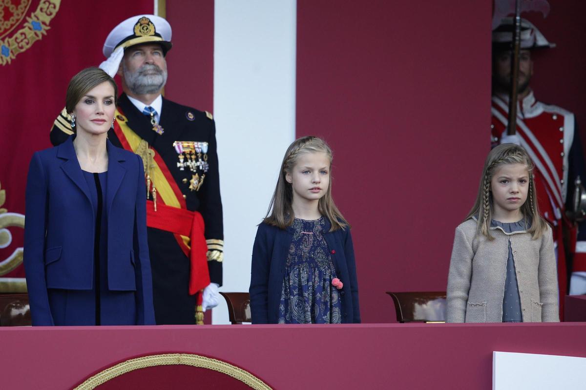 Letizia Ortiz con sus hijas en el desfile de las Fuerzas Armadas