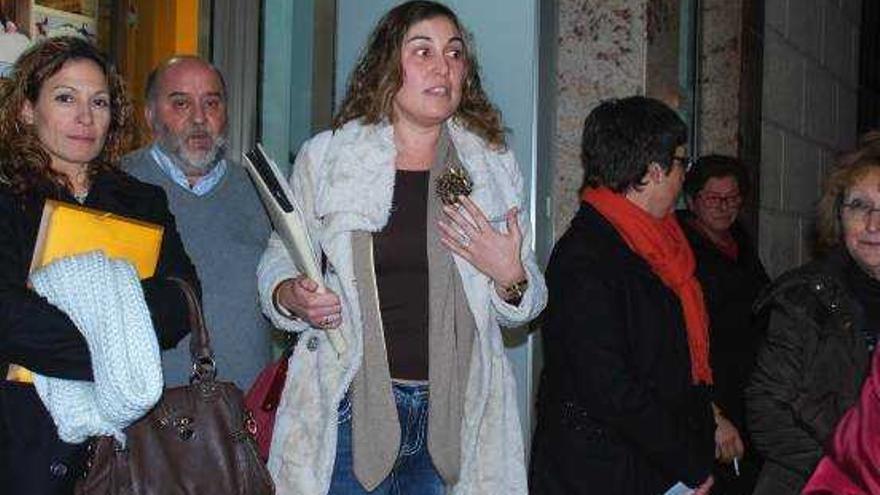 Josefa González abandona anoche la asamblea con algunos de los afiliados dimisionarios.