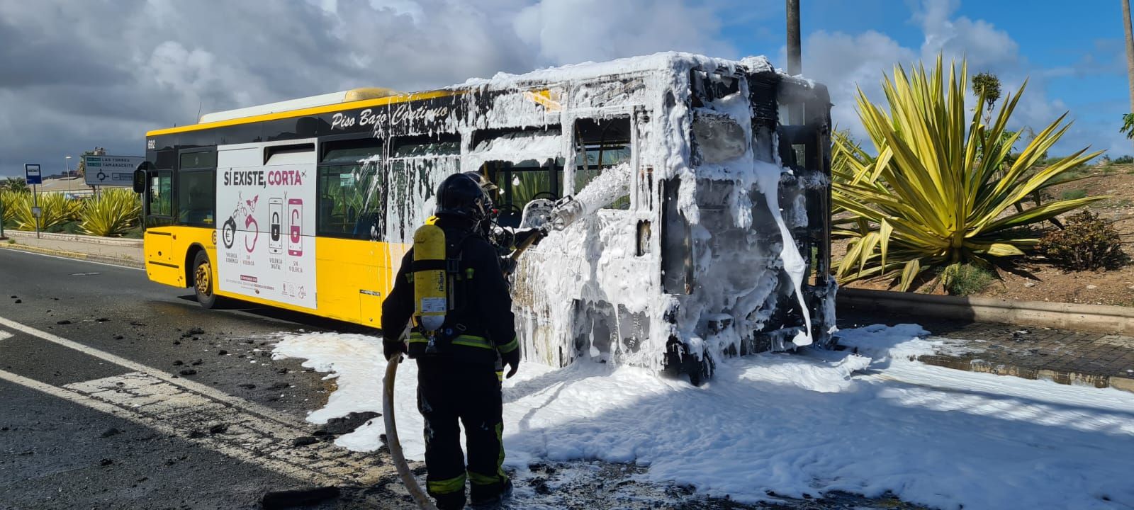 Arde una guagua en El Cardón