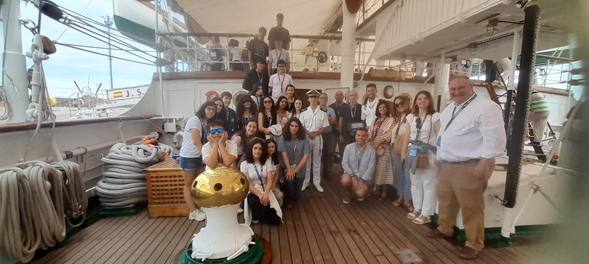 Los estudiantes del instituto de Vegadeo son recibidos en el “Elcano”