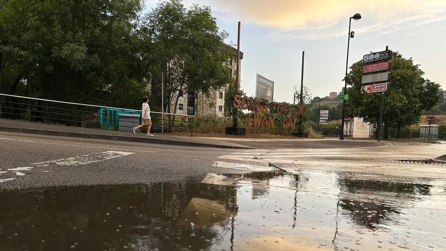 La lluvia y las tormentas eléctricas aguan la noche mágica del "Songs for an Ewan Day" en Salinas: "Volveremos al bosque"