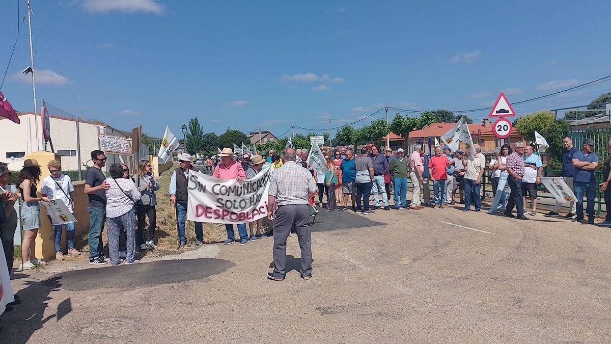 GALERÍA | Protesta en Villardeciervos para reclamar un plan especial para la Sierra de la Culebra