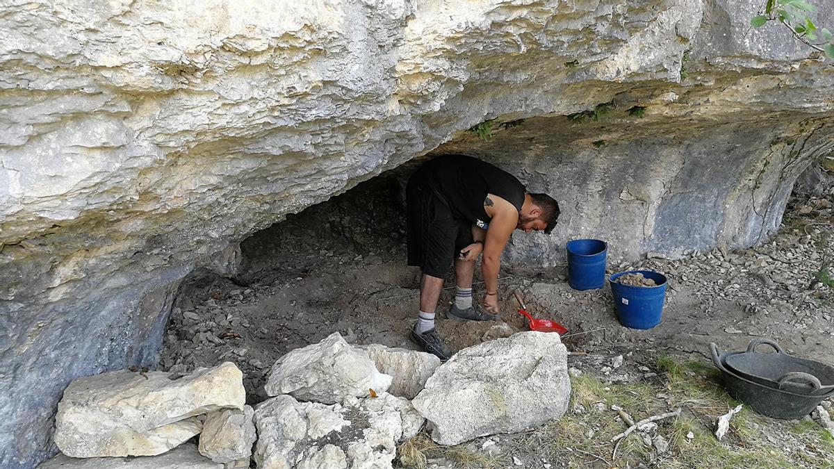 Un hombre realiza trabajos arqueológicos en el yacimiento de la Font d&#039;Horta, en Vilafranca.