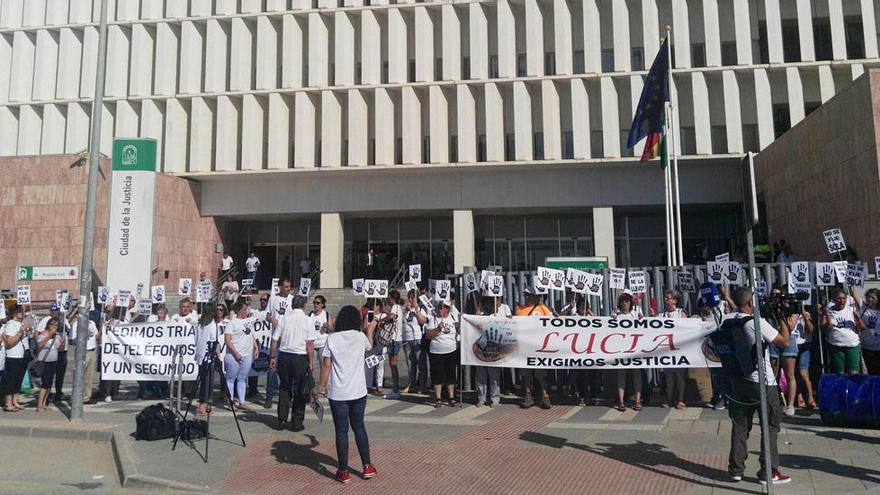 Una imagen de la concentración, ante la Ciudad de la Justicia.