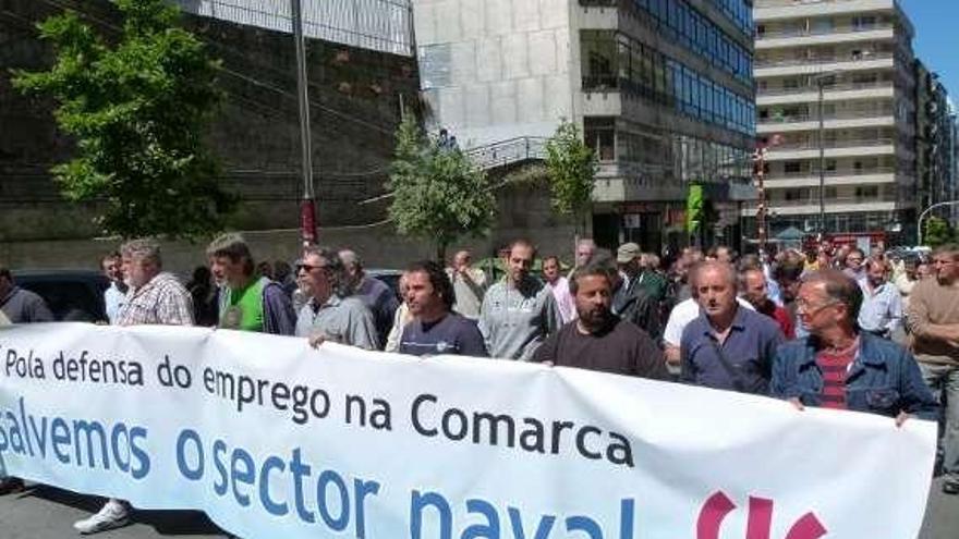 Delegados del naval de la CIG cortan el tráfico en las calles de Vigo.