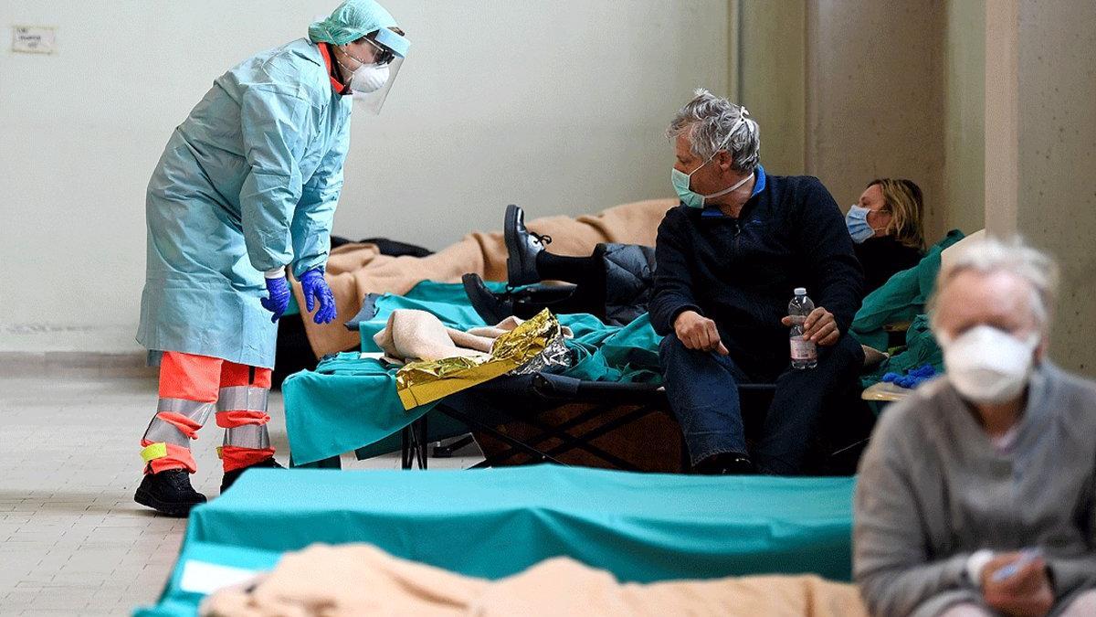 Un médico atiende a un paciente en el hospital Spedali Civili de Brescia, el viernes.