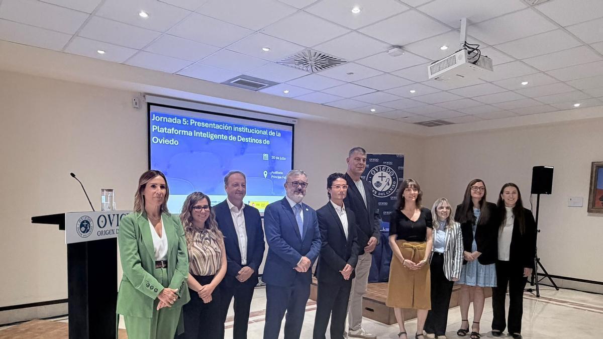 La directora general de Turismo, Guiomar García; la técnico del área de Turismo, Lucia Camporro; el representante de la empresa Dos Espacios Santiago Paz Noya: el concejal de Turismo, Alfredo García Quintana; el trabajador de Deloitte Adrián Rodríguez; el representante de la Diputación de Ourense, Marcos Valiño; la represententa de Telefónica Elena Cerezo y Lucia Gibaja, Amaia Quintana y María Abreu de Deloitte.