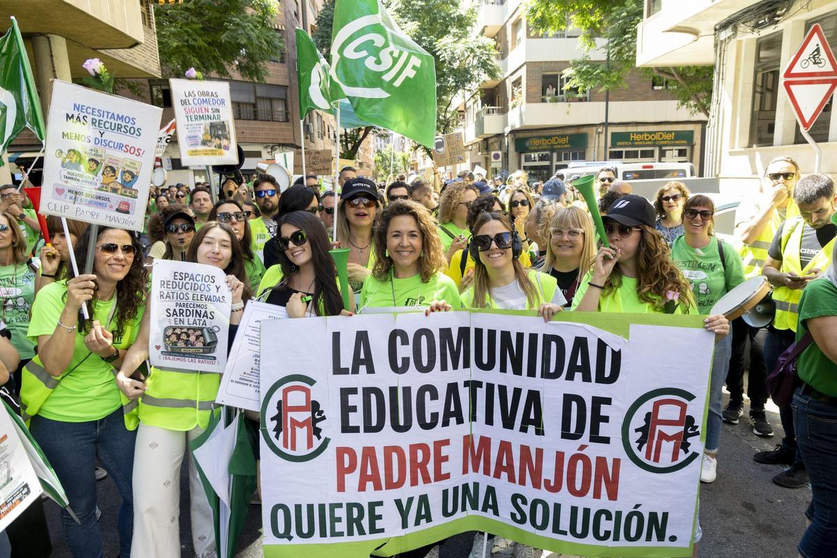 Profesores en una protesta de Alicante, con la bandera del CSIF