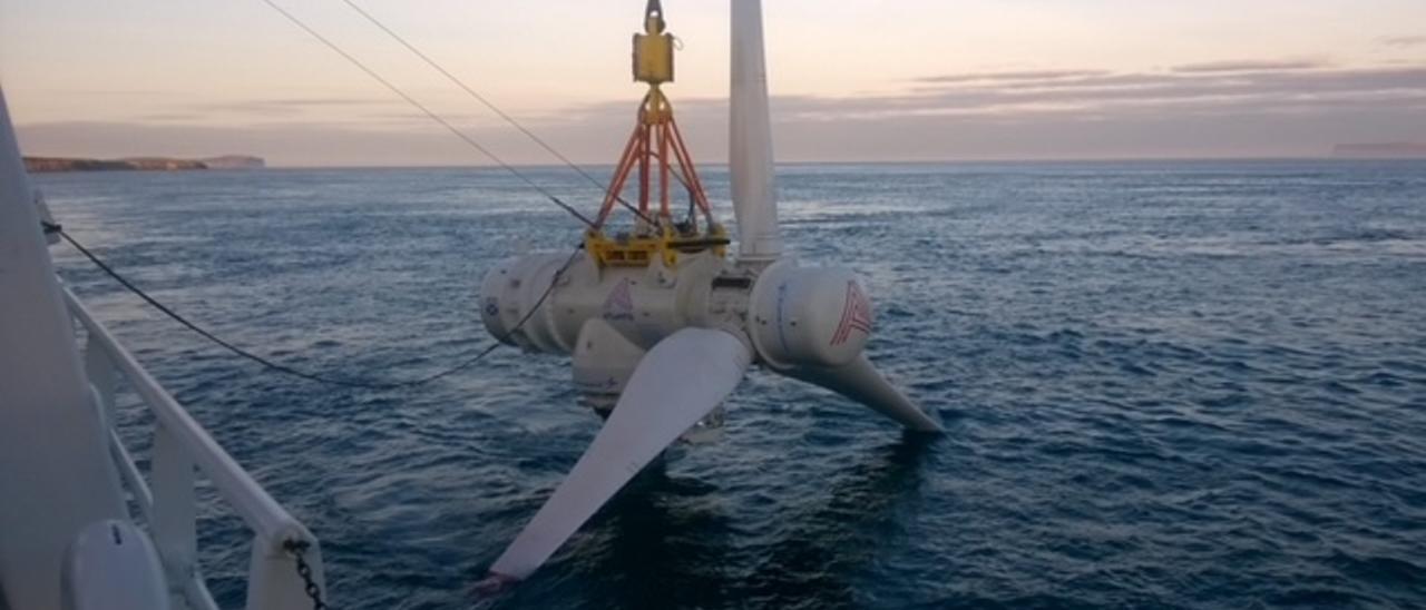 Inmersión en el mar de una turbina mareomotriz.