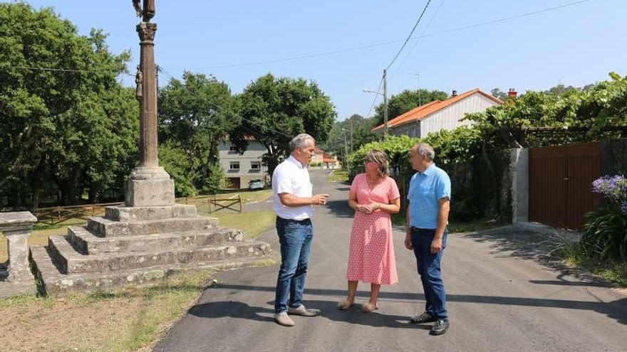 La alcaldesa Luisa Piñeiro con el jefe territorial de Medio Rural. // FdV