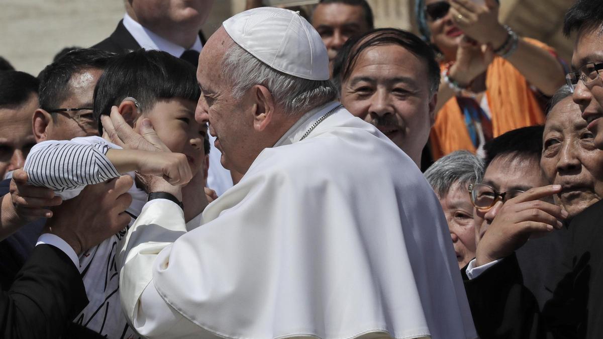 El papa Francisco saluda a un grupo de fieles de Shangái durante una audiencia en la plaza de San Pedro, el 22 de mayo de 2019.